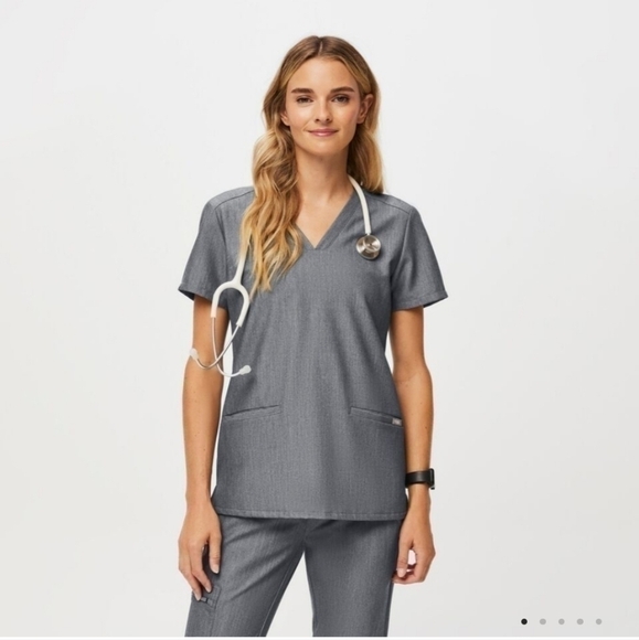 FIGS Casma Three-Pocket Scrub Top in Graphite, sz XS - Picture 1 of 12